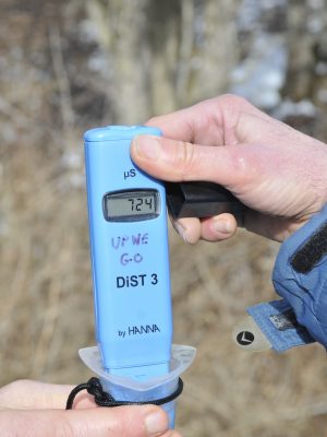 A handheld meter is used to measure conductivity.
